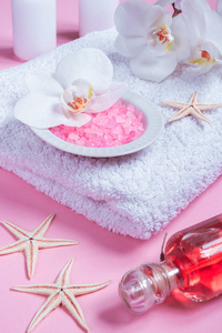 上面粉红色桌子上的水疗美容化妆品。复制空间平面布局