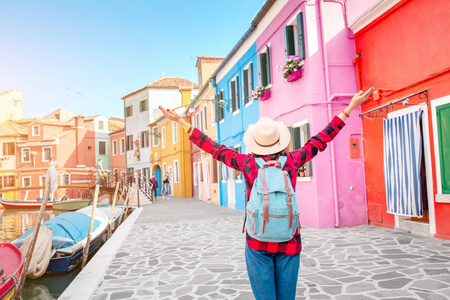快乐的亚洲旅行者女人在威尼斯附近著名的Burano岛上玩得很开心。 意大利的旅行和度假概念