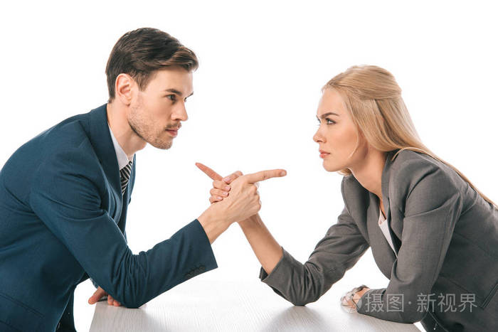 行政专业商人互相指指点点,孤立无援