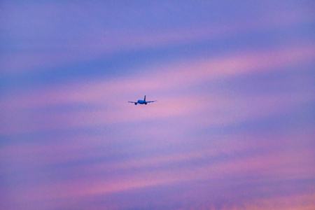 远距离拍摄，描绘飞机在尘土飞扬的天空中移动