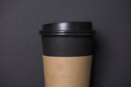 黑色咖啡杯，空白棕色标签
