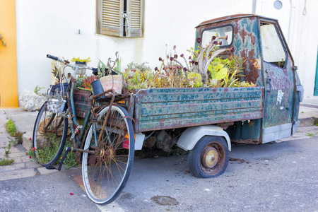 旧的废弃摩托车作为播种机在意大利南部的加利波利街道。