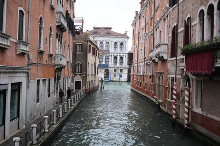 古建筑环绕着威尼斯的水，在运河上生活，在意大利乘船旅行，在威尼斯商业广告。