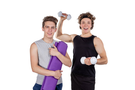 两个帅哥在做健身运动，举重