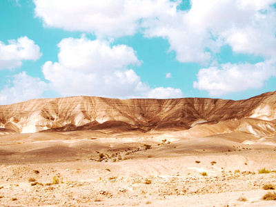 蓝天白云上美丽的沙山。 沙漠。 以色列