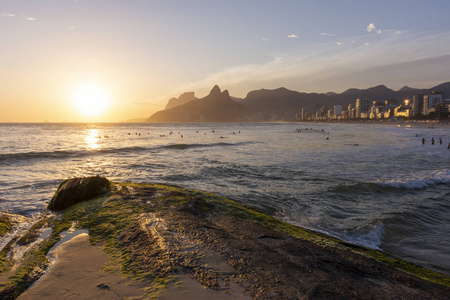 美丽的日落景观，可以看到大海和美丽的山脉背面的伊帕内马海滩，里约热内卢，巴西