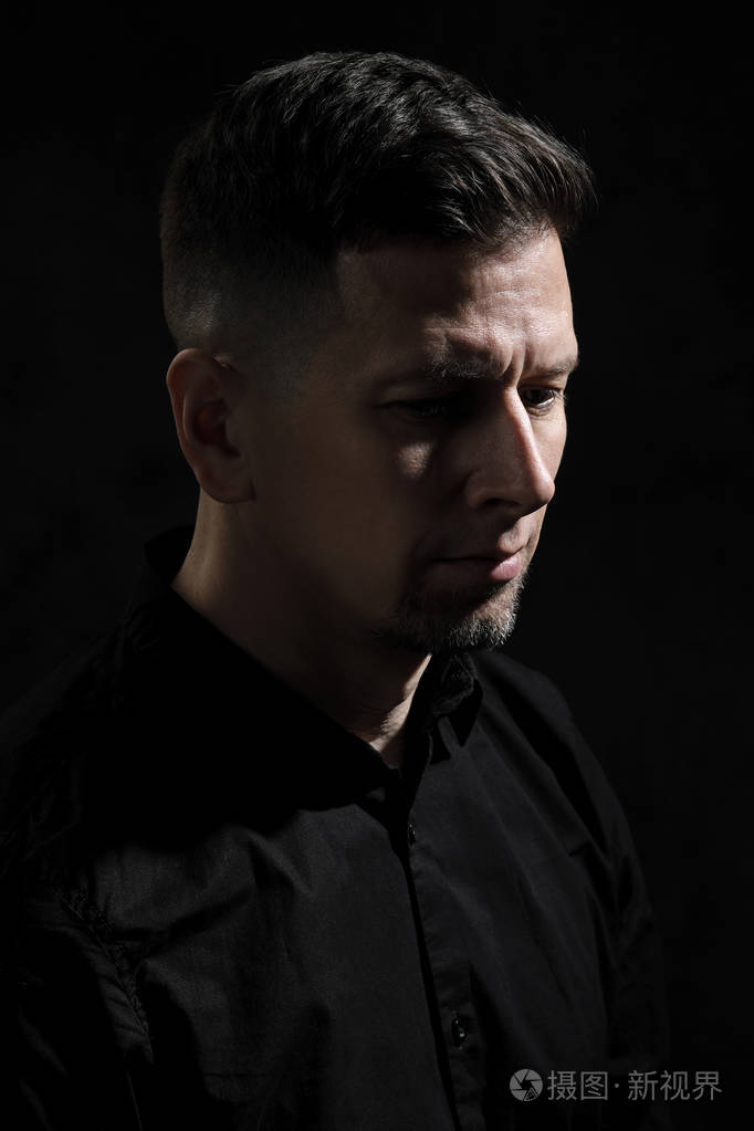 褐发女郎, 灰色的头发, 黑色的胡子和黑色衬衫照片-正版商用图片18s9