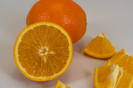 白色背景上分离出成熟而新鲜的橙色。 接近宏观