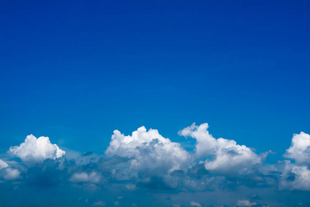 蓝天和一行堆云和晴空背景