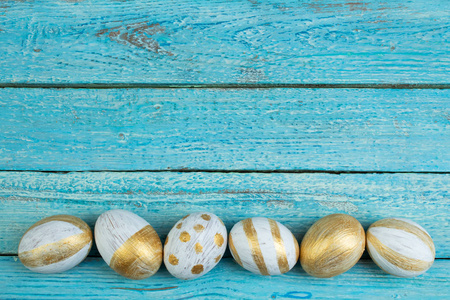 复活节快乐。 在木桌上画鸡蛋。 上面的风景。 文本复制空间