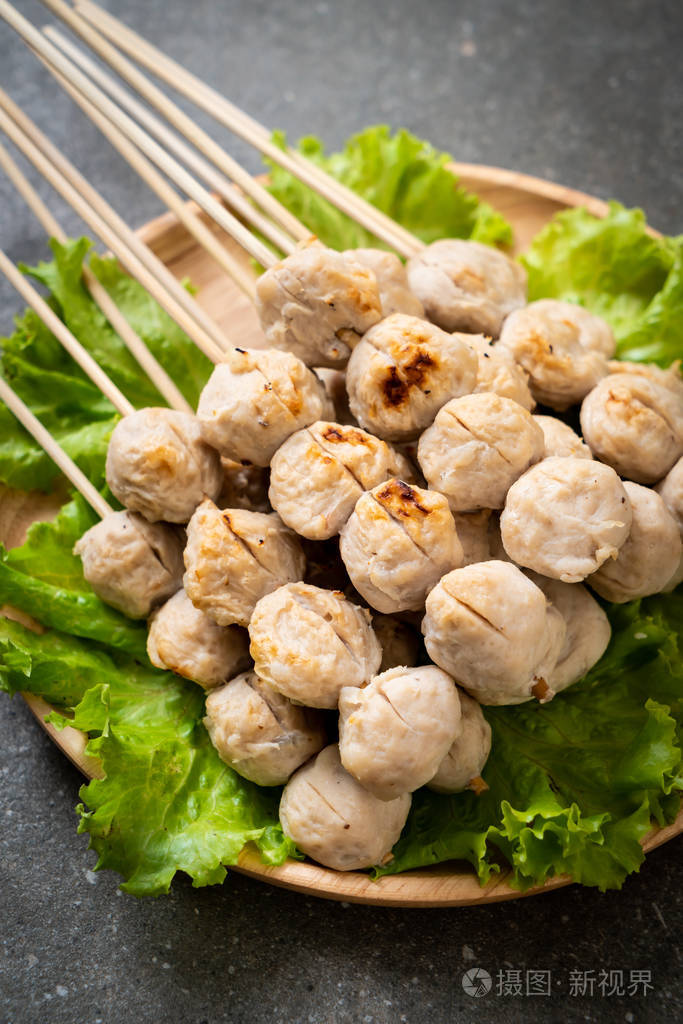 烤猪肉丸子配甜辣酱