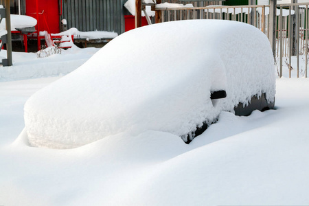 汽车上覆盖着厚厚的一层新下的雪. 大雪的后果.照片