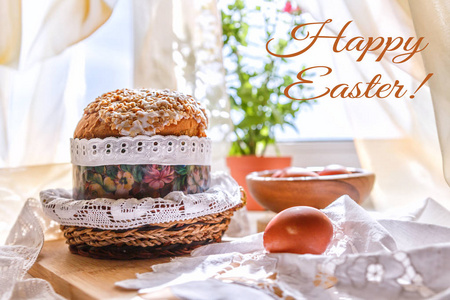 复活节桌子上有复活节蛋糕和复活节鸡蛋，花瓶里有一根开花的树枝，放在靠窗的桌子上，复活节的背景上，上面写着快乐的复活节。