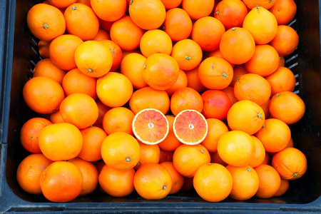 一盒多汁的成熟橘子，加上健康的维生素C，是治疗冬季疾病所必需的