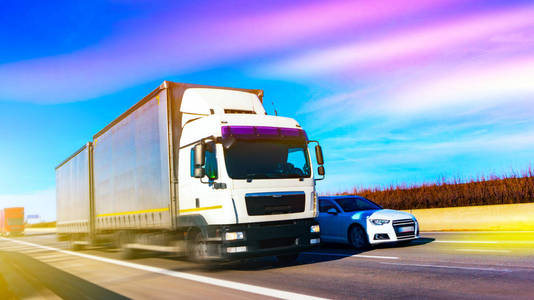 商业运输。 卡车运输集装箱。 商业运输。 卡车运输集装箱。 欧洲货运。 工业基础设施。 高速公路上的卡车