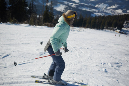 下坡的年轻女子滑雪者