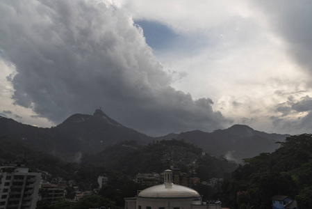 查看莫罗顶上的Cristo Redentor，在巴西里约热内卢上方有大雨云