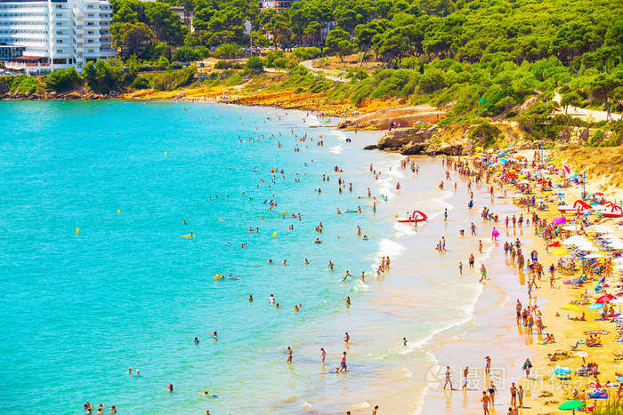 科斯塔多拉达度假胜地西班牙海滩夏天和游客在salou的海滩夏天的海景