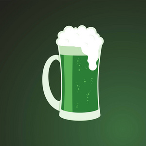 绿色啤酒杯与白色泡沫圣帕特里克节的象征在扁平的样式