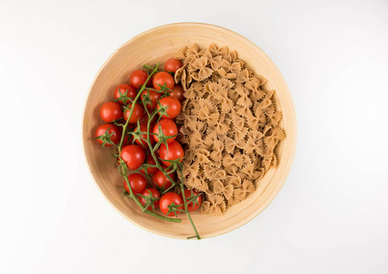 碗与生面粉和西红柿隔离在白色背景顶部视图。 平躺着