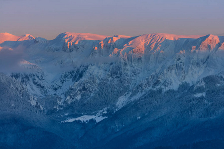 冬天的山景。 罗马尼亚布塞吉山