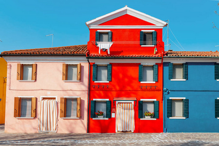 著名的彩色房屋作为旅游地标在博拉诺岛威尼斯地区。 意大利旅行