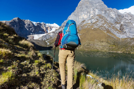 秘鲁科迪勒拉山脉的远足场景