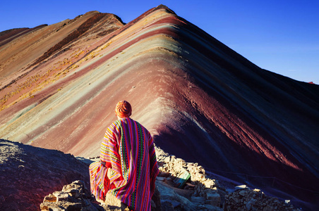 秘鲁库斯科地区维尼昆卡的远足场景。蒙大拿德西耶特Colores，彩虹山。