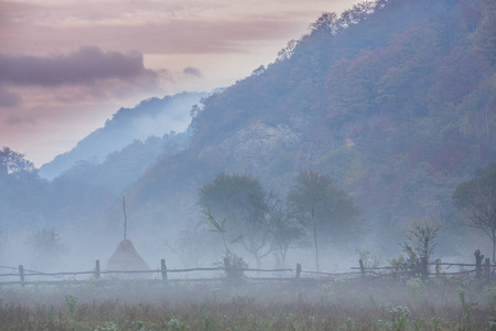 群山中偏远的农村地区的诡异景色，云雾缭绕，秋叶密布