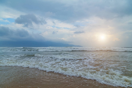 柔和的波浪水自然景观在沙滩美丽的海滩在越南丹南市。