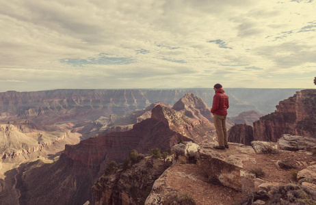 亚利桑那州大峡谷国家公园悬崖山上的旅行者，美国鼓舞人心情感。旅行生活方式旅行成功动机概念冒险度假户外概念。
