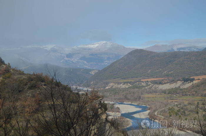 辛卡河在其经过阿因萨，它出生在马尔伯冰川在拉皮内塔谷在蒙特珀迪多，并流入埃布罗。 旅行风景自然。 2014年12月26日。