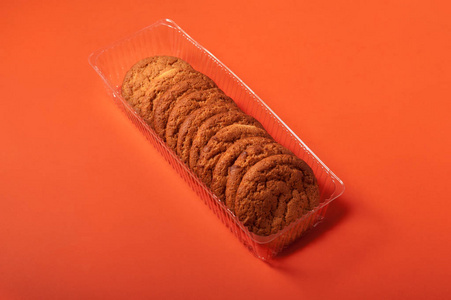 红色背景上的甜燕麦饼干