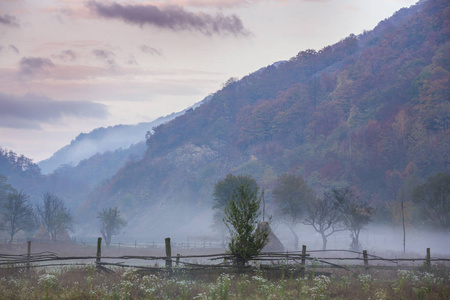 群山中偏远的农村地区令人毛骨悚然的风景，薄雾云和秋叶