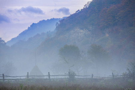 群山中偏远的农村地区令人毛骨悚然的风景，薄雾云和秋叶
