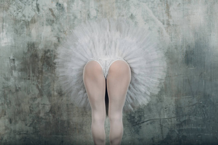 芭蕾舞女。 年轻漂亮的女芭蕾舞演员穿着专业的服装，尖鞋和白色的图图。