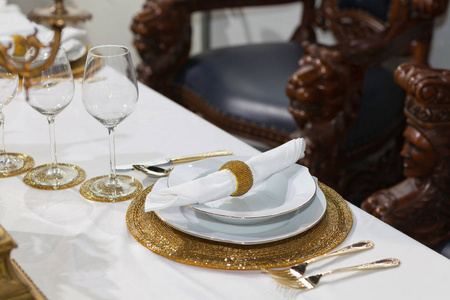 宴会或婚宴的餐桌，豪华优雅的餐桌，布置晚餐