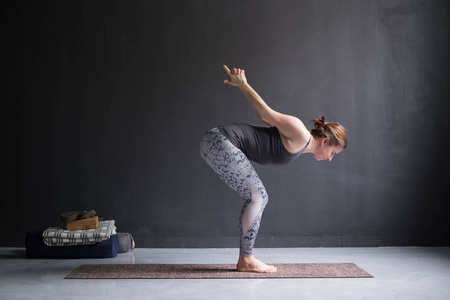 年轻的欧洲妇女做 s utkatasana 或椅子姿势