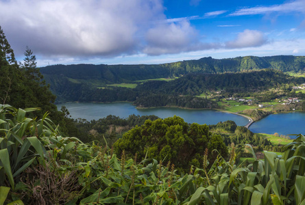 葡萄牙亚速尔州圣米格尔岛休眠火山火山口的 lagoa azul 和 lagoa verde 和 sete cidades 村的绿