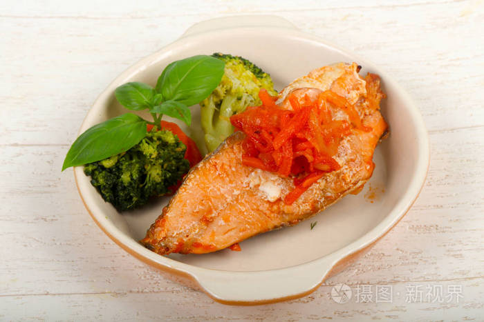 用胡萝卜烤鲑鱼