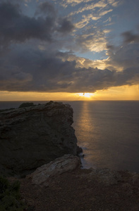 西班牙巴拉利群岛伊比萨海上的日出