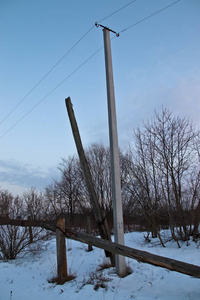 农村的电力线在冬天取代了旧的到新的。