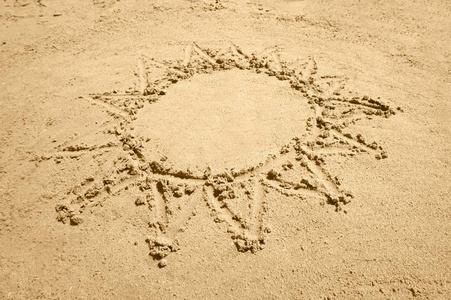 太阳形状的海滩沙子