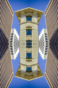 市中心的抽象建筑做成了形状。 镜像对称反射轴上的几何万花筒图案。 彩色形状作为广告背景或背景的壁纸。