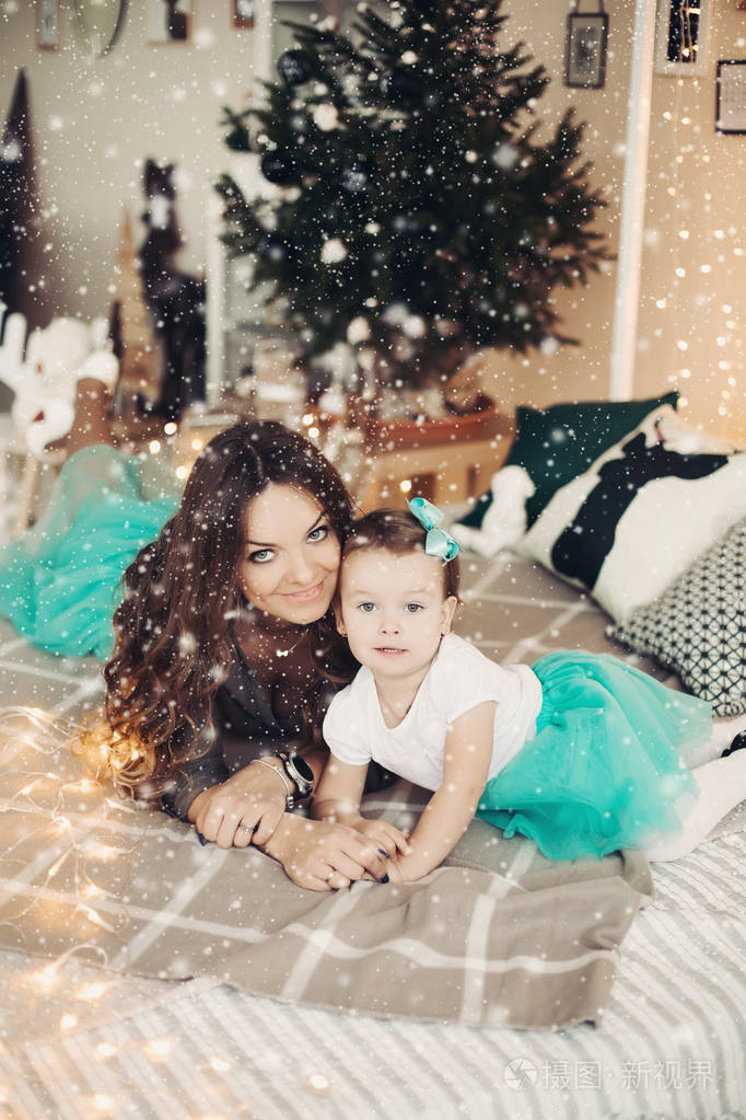 母亲亲吻女儿.家庭,母亲的概念