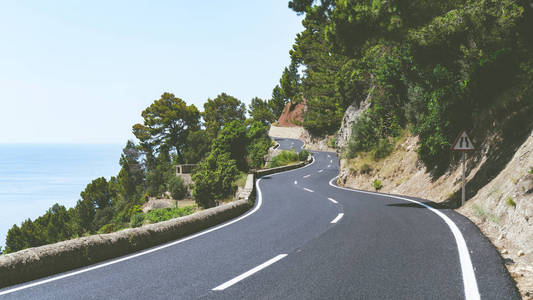 蛇形的道路和令人惊叹的海景和山景。宽