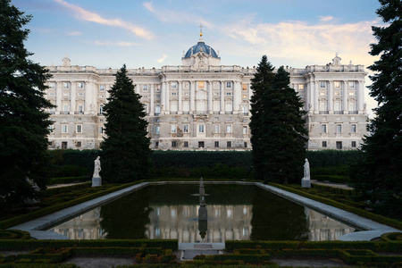 马德里地标在晚上。 黄昏时皇宫和萨巴蒂尼花园的景观。 西班牙马德里的历史建筑。