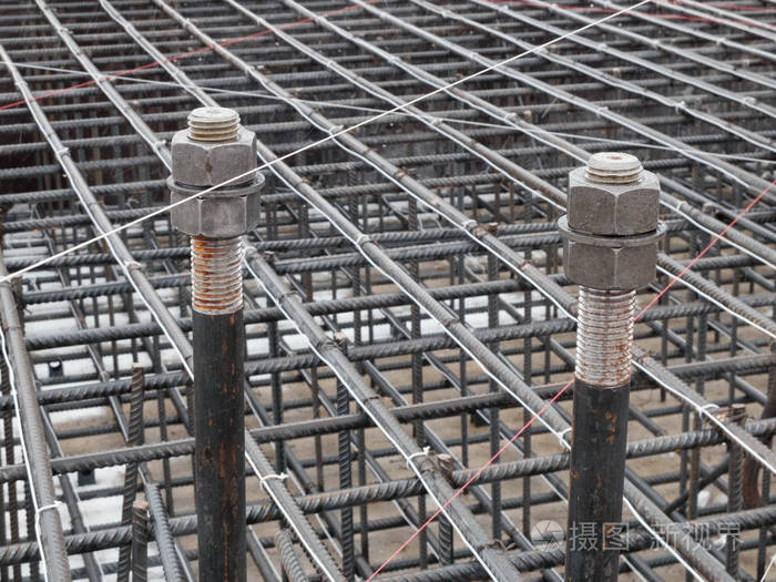 两个钢地脚螺栓与螺丝螺母钢栅在塔吊基础加固
