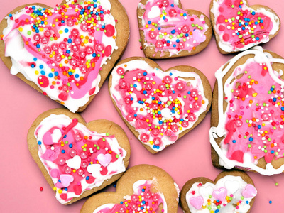 粉红色背景的情人节饼干。