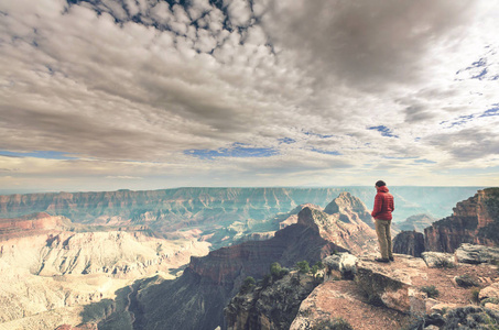 美国亚利桑那州大峡谷国家公园悬崖上的旅行者。激动人心的情绪。旅行生活方式旅行成功动机概念冒险度假户外概念。